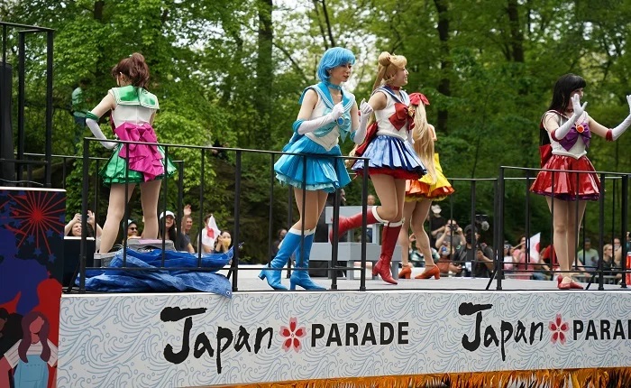 【画像】美少女戦士の食い込みパンチラ祭りｗ