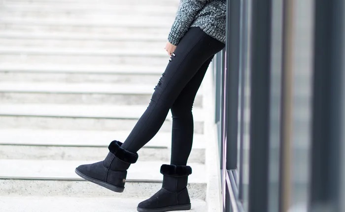 【画像】40過ぎてピチピチのスボン履いてパンツの線丸見えのお姉さんwww