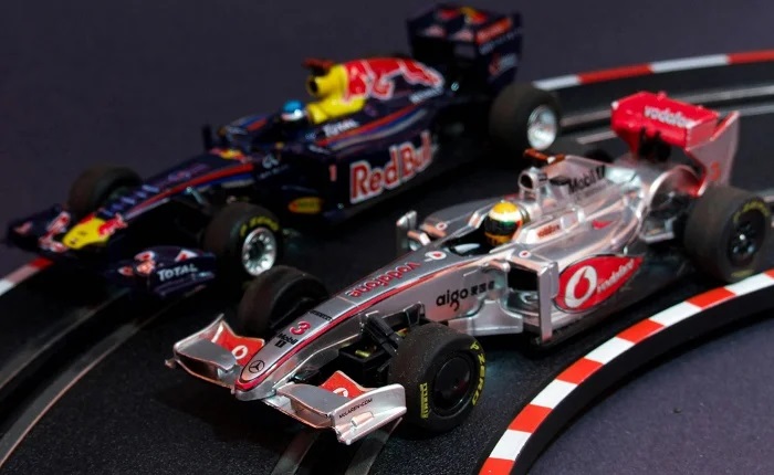 【画像】ミニ四駆大会にセクシー女神が降臨してしまうwww