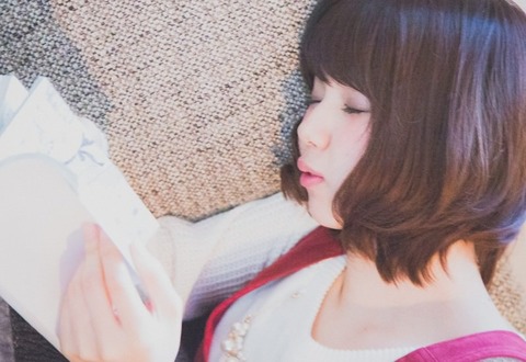 【画像】寝てる女を拾って帰る奴www