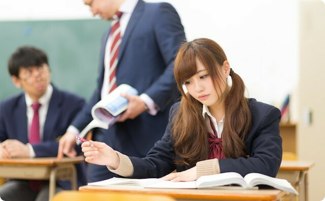 高校生の娘に「何でもっと真面目に勉強しろ！って言ってくれなかったの！？」と怒鳴られた。「女の子は可愛くて青春してなんぼｗ」って鼻で笑ってたくせに…