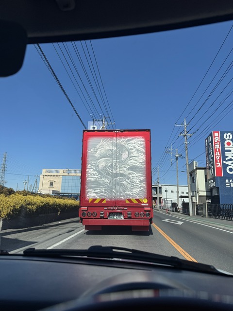 【職人芸】トラックに描かれた「龍」。一見普通のペイントかと思いきや、実は驚愕の神業が隠されていた！