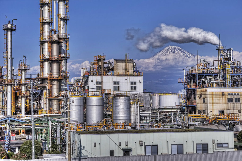 オレは高校を卒業するまでイジメられ続けた。地元の連中「イジメは悪いかもしれない。でもそのおかげで地域がまとまってる」両親「都会に出ろ。でっかくなって戻ってこい」　→　出世して戻ってきた俺は・・・