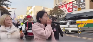 【韓国】中国語で「中国共産党を倒せ！」と叫ぶ韓国人集団、中国人観光客の前でデモ 「韓国人を尊重し、韓国の法律を守れ！」