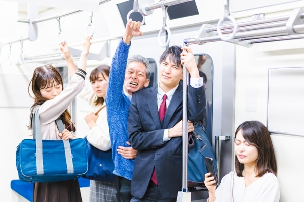 【画像】男「痴漢が冤罪だった時、告発した女性に罰則があるべきでは？」　女「は！？それだとさ････」⇒！