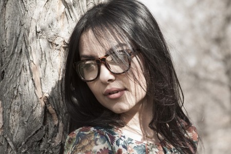 【画像】地味眼鏡が売りの女さん「極小メイドビキニを着てみました」ﾊﾟｼｬｯ