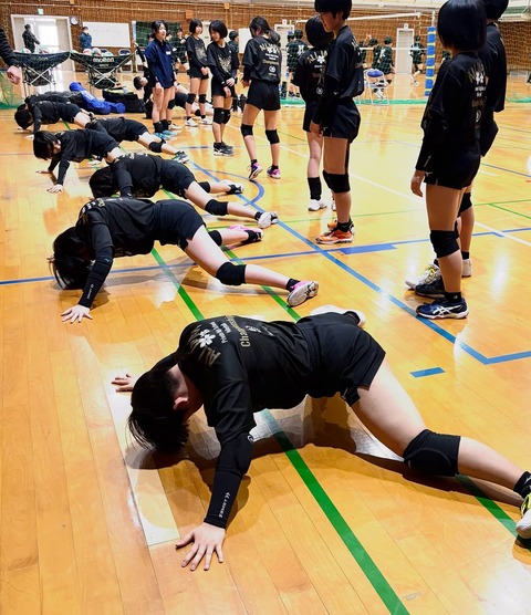 【画像】女子バレー部の練習風景、レベチwww