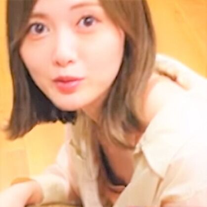 白石麻衣、前屈みで・・・