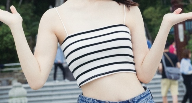 【画像】女性芸人、パンチラ太ももが全国ネットで放映される