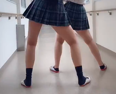 【動画】エッチな太もも晒しJK、下品なダンスであたシコする