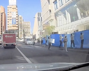 【動画】南青山でビルから剥がれ落ちた雪（氷）が男性に直撃する事故。