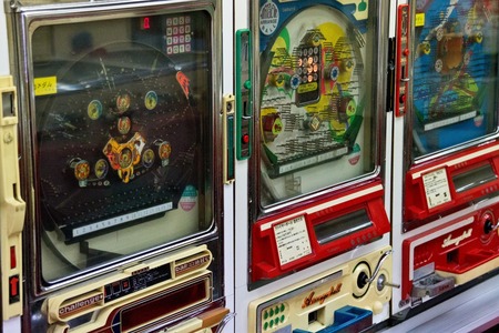 【悲報】公務員、毎日公用車で勤務時間中にパチンコ行ってもクビにならない