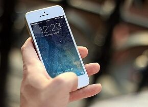 アップル、iPhone SE3の製造を終了、途上国向け製造ラインで極秘のAI製品を製造か