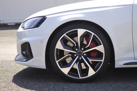 【動画】女さん、とんでもない方法でタイヤ交換をしてしまうwww