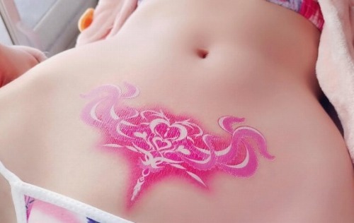 【画像】アリサ・リウちゃん、淫紋タトゥーがバレてアメリカで炎上www