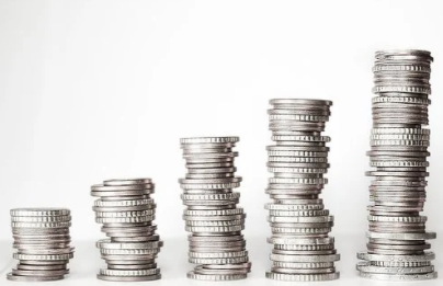 漫画喫茶のレジに並んでたら。店員「はい時間超過！延長料金頂きます」私「5分前には並んでましたよ！？前の客がモタモタしてたからでしょ！」すると…