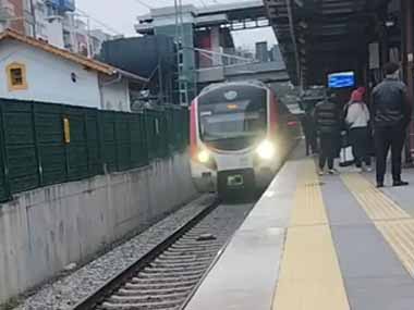 【慣れすぎ】 列車がホームに入ってきた。ギリギリだ！ → トルコの猫はこんな所にいます…