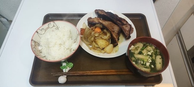 【画像】わいちゃん本日のお昼ご飯はスペアリブ