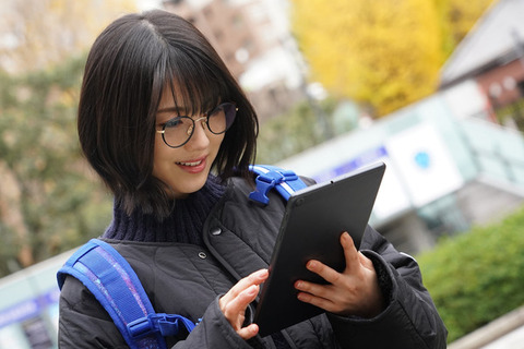 【画像】浜辺美波さん、プロのカメラマンの仕事を奪ってしまうwww