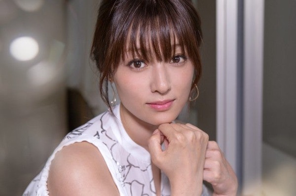 【悲報画像】深田恭子(42)、水着になった結果ガルちゃんで叩かれまくってしまう⇒！