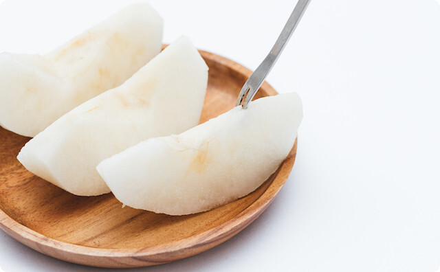 梨を食べた事がない2歳の息子に梨を渡して、私「りんごじゃないよー」息子「いんご…ちがう？」→ 一ロ食べた途端、動きが止まり・・・