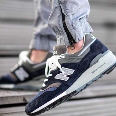 【画像】ワイさん、高級スニーカーを買うのに1ヶ月悩み続けてしまうwww