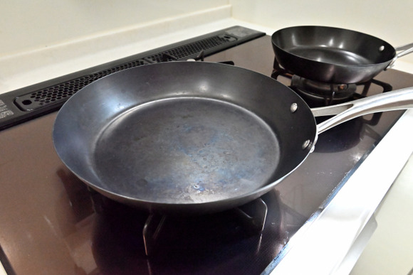 【悲報】俺が一年間使った鉄のフライパン、ボコボコになる