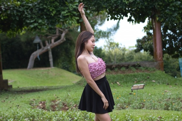 【画像】ミニスカ女さん、自販機で飲み物を買うもうっかりお尻を突き上げる→！！！！