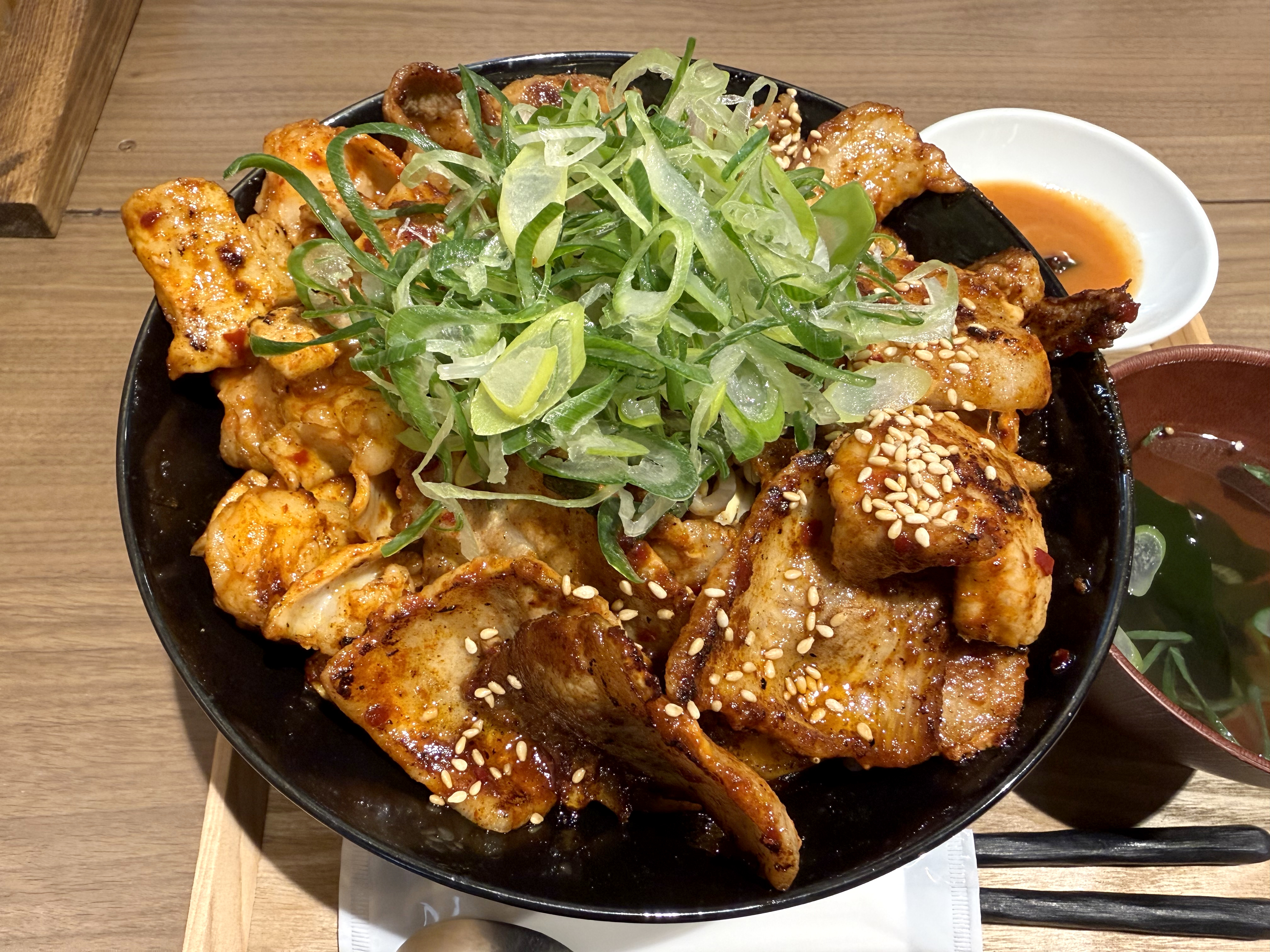 新宿地下街の死角で「総重量1kgのデカ盛り」に遭遇！ 焼肉丼専門店『たれ櫻』の2900円丼と死闘を繰り広げてきた