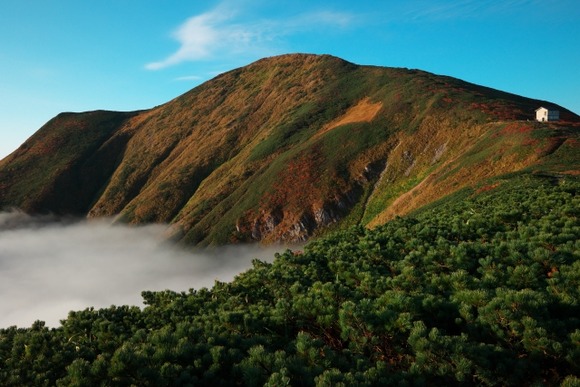 【悲報】登山客さん、山小屋の扉を閉めずに出ていって山小屋大惨事