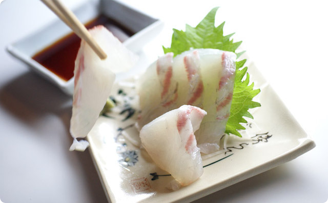 俺関東出身、嫁四国出身。初めて嫁の実家に挨拶しに行った時、嫁の親父さんが釣ってきたという鯛の刺身が食膳に上がったんだけど…