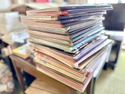 娘（13）「ねえ凄い発見した！バンド名と曲名以外に”もうひとつの名前”があるの！」　パパ「えっ？」→