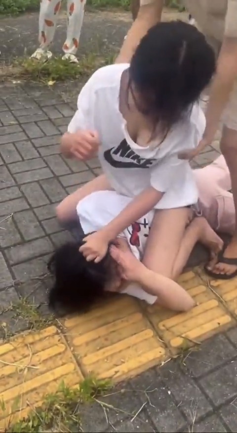 【動画】沖縄JCのタイマン、お〇ぱい女がキティちゃんをボコボコにwww