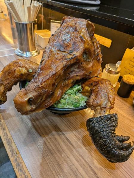 【画像】これより悪ふざけしてるラーメン見たことある？