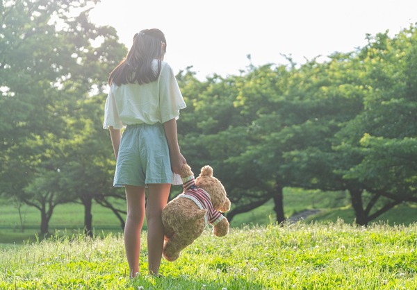 【画像】22歳の女さん、化学療法で見た目が”8歳の少女”になってしまった結果⇒！
