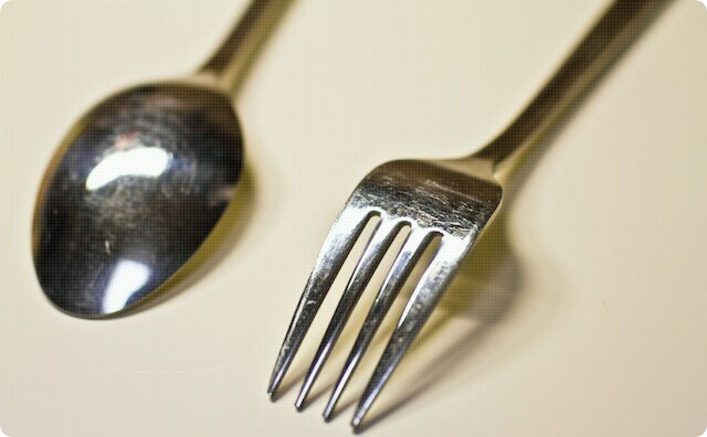 蕎麦をフォーク・ちらし寿司をスプーンで食べてたら、彼氏「え？（怪訝な顔」私「だってこぼさないで済むし箸で面倒くさいですしおすしｗ」→ すると…