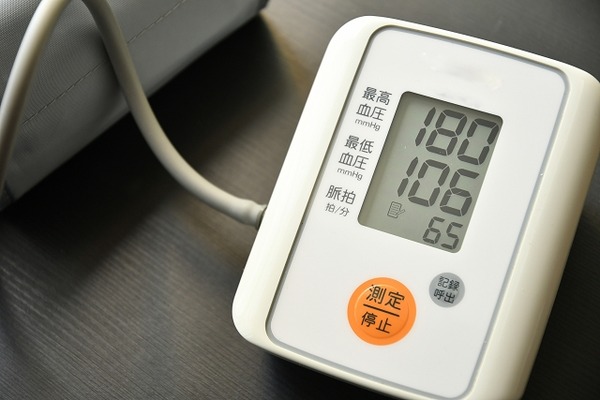 【呆然】医者「薬飲んで血圧下げろ！」ネット「血圧を気にしてる人は頭が悪い、実は血圧が高くてもそんなに問題ない」⇒結果！