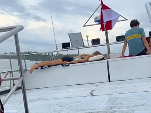 「どこでも寝られる」タイプの女性が…船の上で証明する（動画）