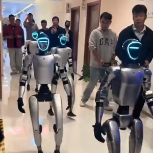 【未来感】ロボ行進の後ろで人間行進してて草