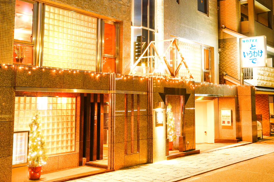 奇跡的に付き合えた彼女。その彼女にプロポーズするため指輪を選びにいくと、彼女と見知らぬ男のデートを目撃。そして尾行した先で2人はホテルへ…　→　5年後、なんとその彼女から年賀状が届く・・・