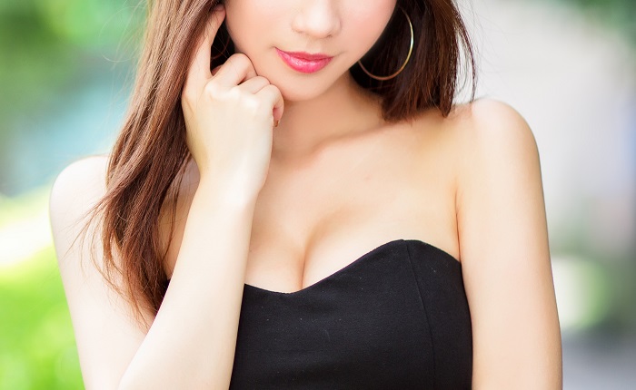 【動画】ロリ顔巨乳白人さん、思わずお○ぱい丸出しになってしまうｗｗｗ