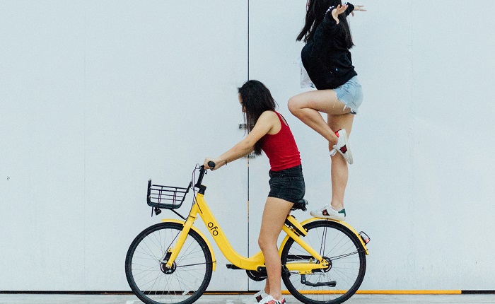 【画像】スカート短いのに自転車に立乗りしちゃう女の子www
