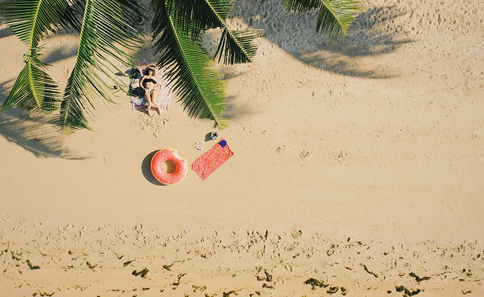【画像】巨乳女さん、ビーチで水着が透けてしまい丸見えwww