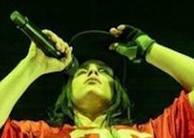 【画像】ビリー・アイリッシュさん、おま●こクッキリ衣装でコンサートを行い物議に！