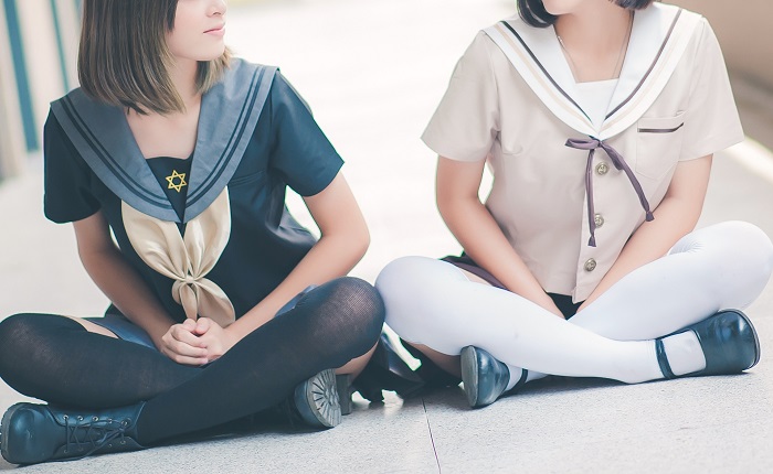 【画像】爆乳JKさん、隣の女から羨ましがられてしまうｗｗｗ