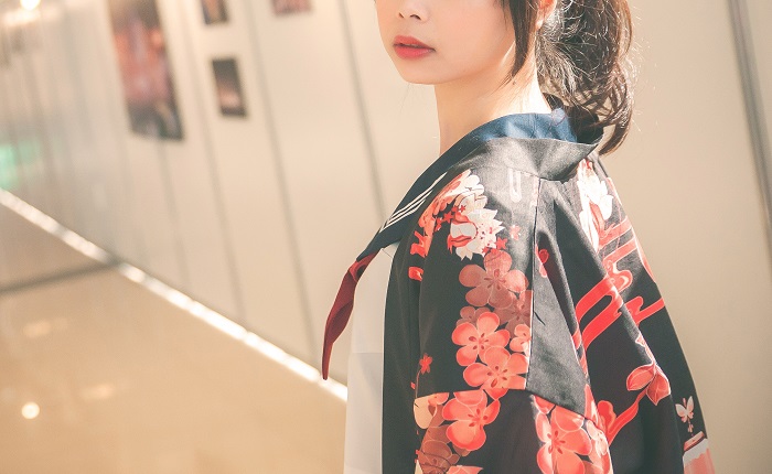 【画像】JKさん、廊下でパンツ丸出しになってしまう…