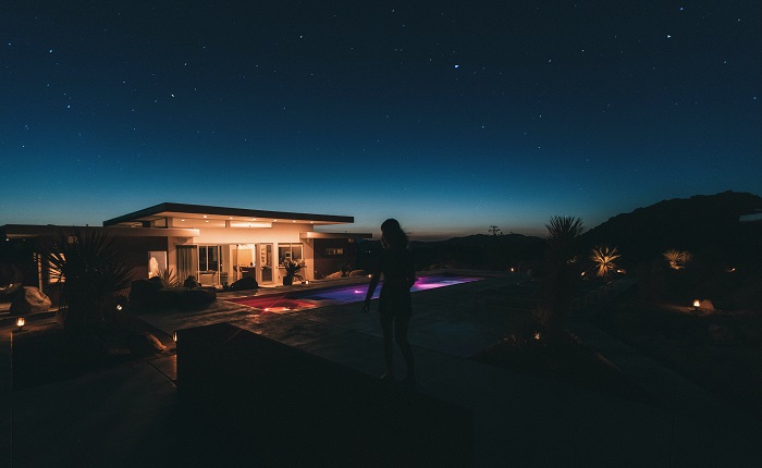 【画像】ナイトプールで脱がしあいｗｗｗ