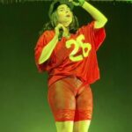 ビリー・アイリッシュのLIVE衣装がヤバすぎてAIフェイクか実物かで世界中で大論争に発展してしまう