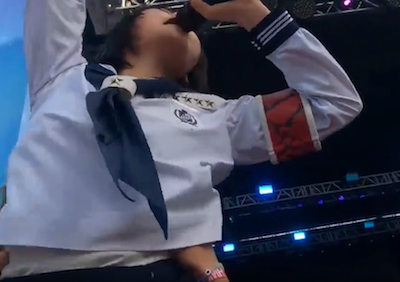 【動画】新しい学校のリーダーズ、客席ダイブしたらオッサン達に触りまくられてしまう！