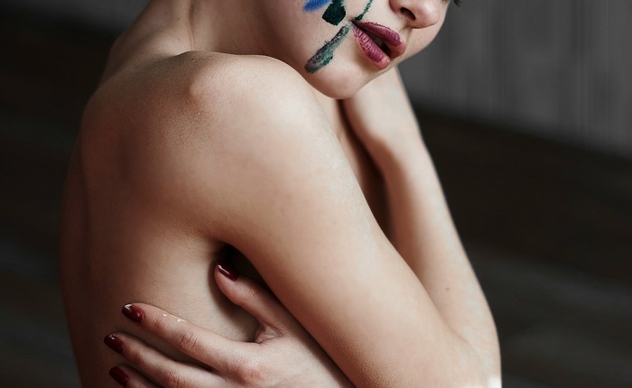 【画像】美少女女優さん、芸人の隣で全裸になってしまうｗｗｗ